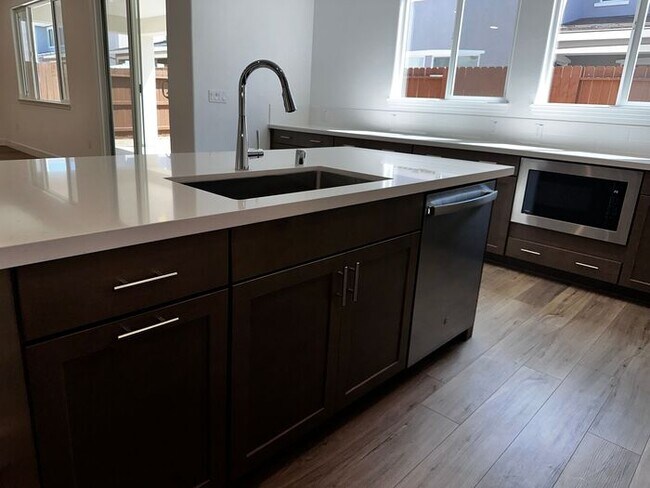 Building Photo - Beautiful 4 bedroom new home in Sierra wes...