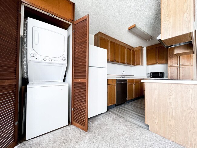 Building Photo - Centrally Located Honolulu Condo with Assigned Parking & A/C