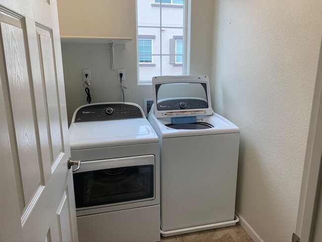 Building Photo - 3 Bed/3 Bath Newer Townhome in Desirable Ardenwood Neighborhood