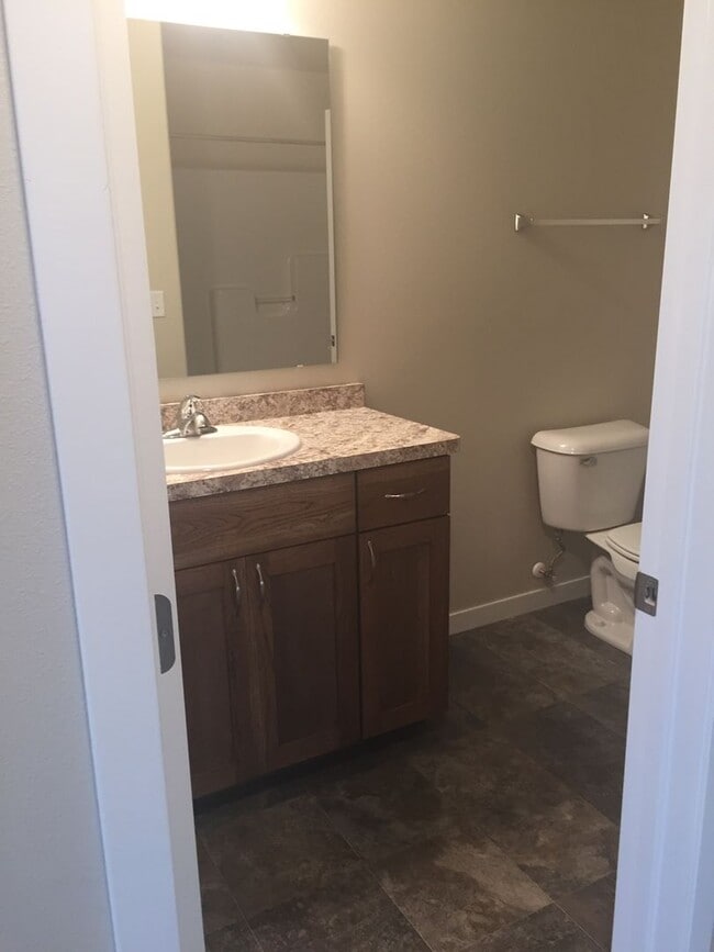 Building Photo - 3 Bed 2 Bath Twinhome