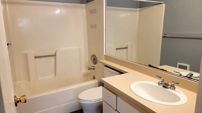 Building Photo - Spacious and turn key ready 2 bedroom apar...