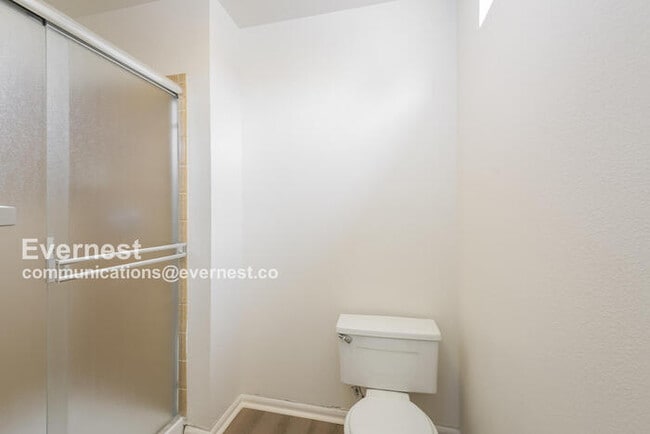 Building Photo - 144 Willow Pl S