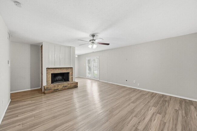 Building Photo - Beautifully Updated 3 Bed, 2 Bath Home