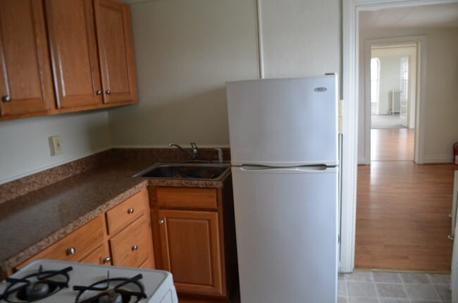 Building Photo - 1 Bedroom 3rd Floor Apartment Near York Re...