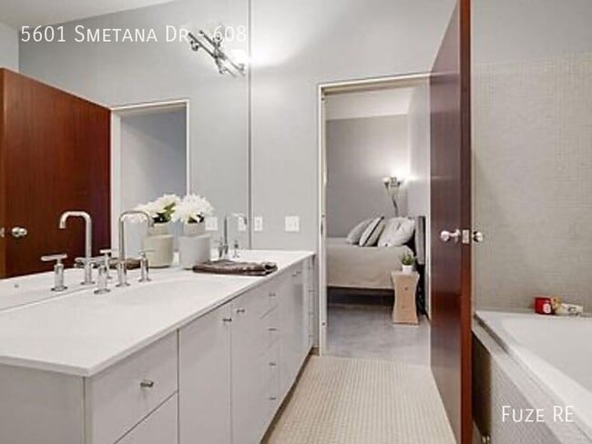 Building Photo - 5601 Smetana Dr