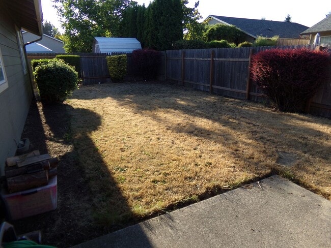 Building Photo - Three Bedroom on quiet cul-de-sac!