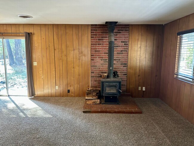 Building Photo - Wooded 2 bedroom cabin in nice neighborhood