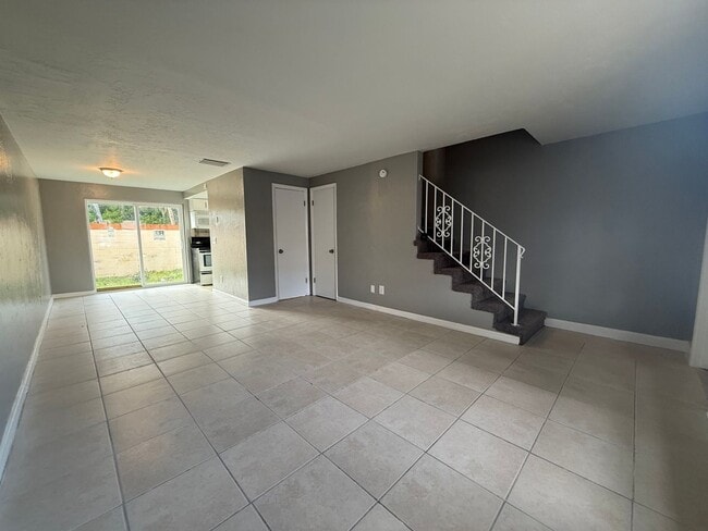 Building Photo - Beautiful 2 Bed 1.5 Bath Townhome AVAILABLE IMMEDIATELY!