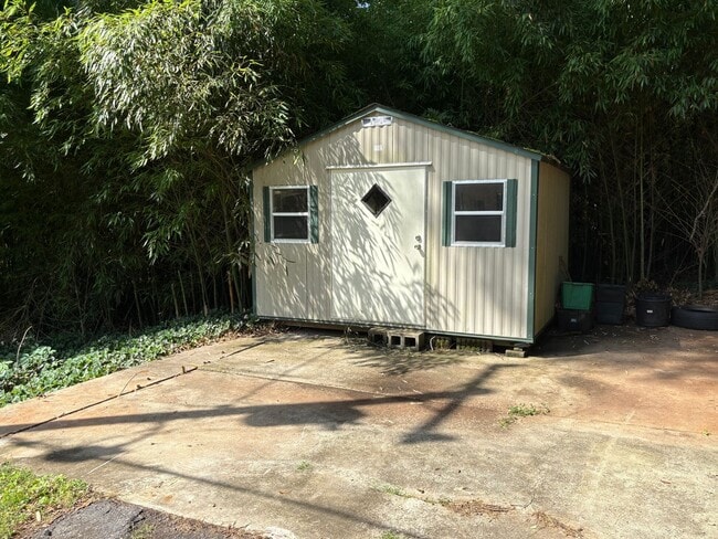 Building Photo - 207 Holly Ave