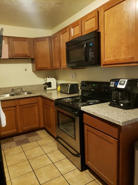 Kitchen - 832 E Adams St