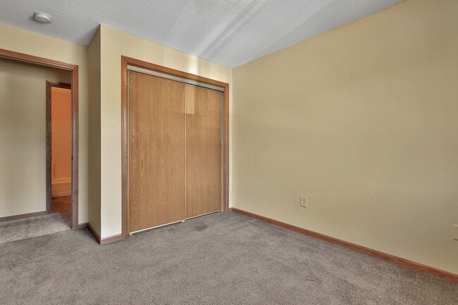 Building Photo - 6001-6023 E Viking Blvd