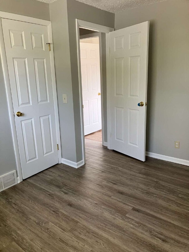 Building Photo - Available May 1!  Spacious 3 BR, 1.5 Bath in East Rochester