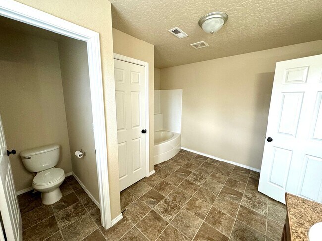 Building Photo - Spacious 5-Bedroom Home with 3-Car Garage in Nampa