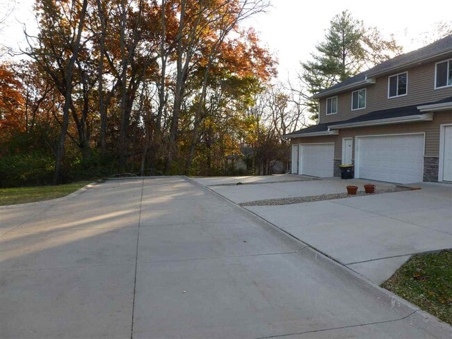 Building Photo - 1330 N Dodge St Ct