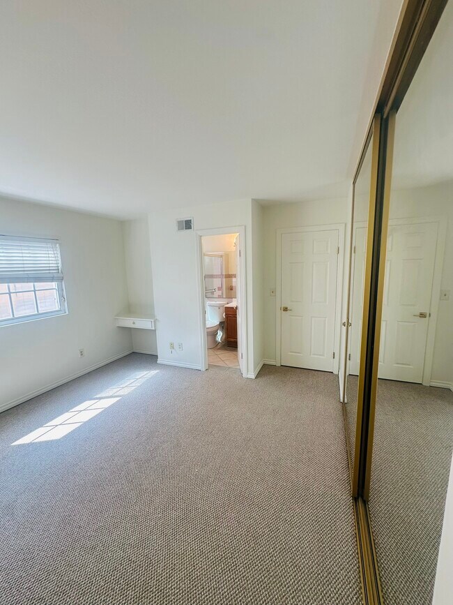 Building Photo - 4056 Caseman Ave