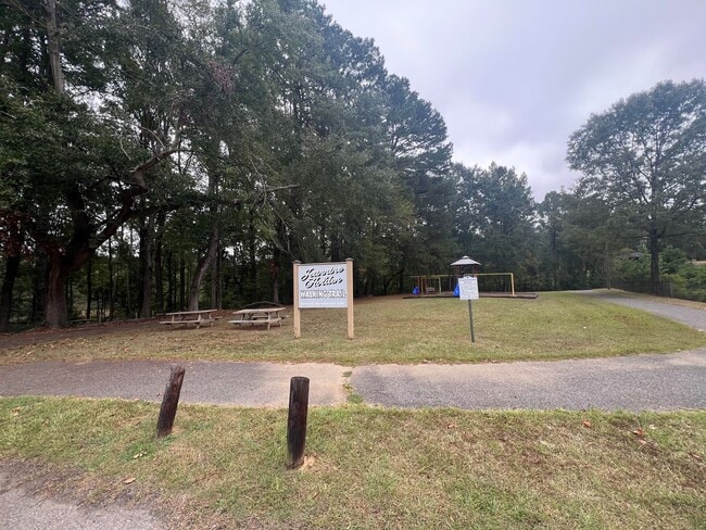 Building Photo - 3 bedroom 2 bathroom single level home in ...