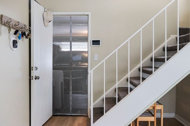 Building Photo - 3 Bedroom Townhome: Prime Location with Pool, Clubhouse and More!