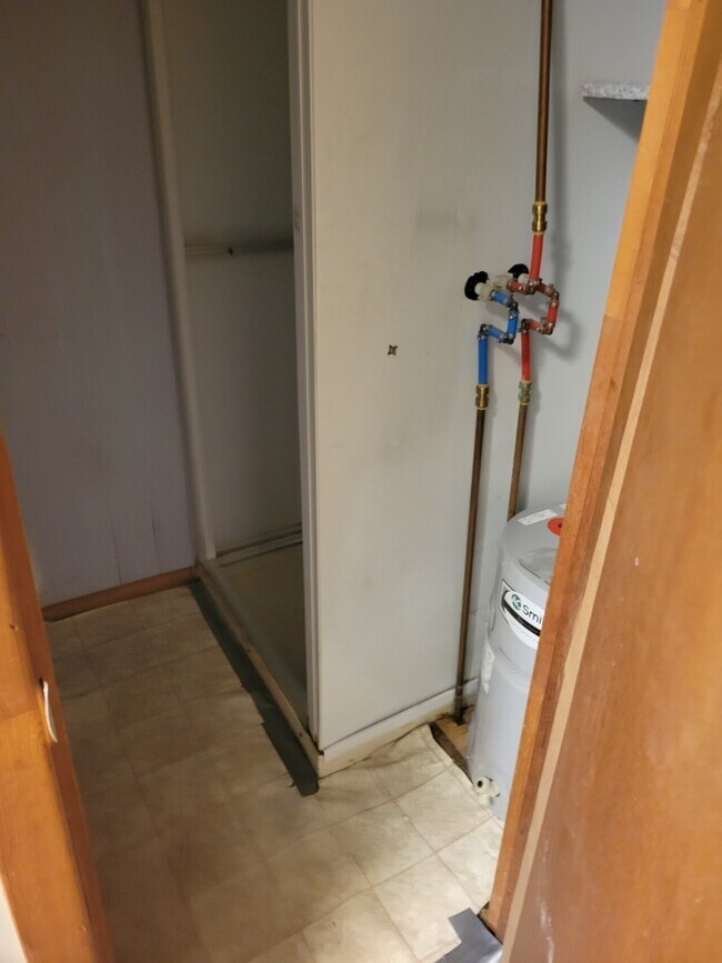 Building Photo - 30 1/2 Maple Street