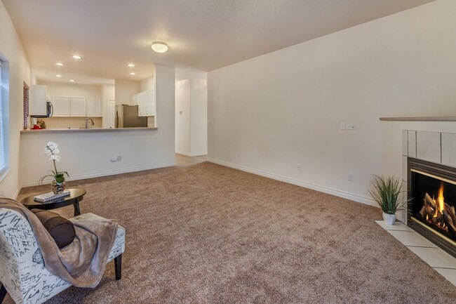Building Photo - Must see! Spacious 3bd 2bath Ready for Imm...