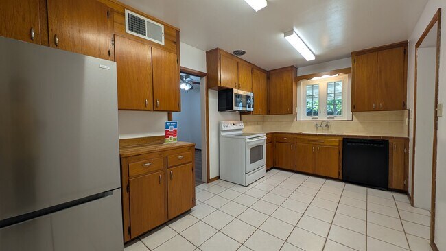 Building Photo - Less Than 1 Mile to ASU! 3 Bed / 2 Bath with Bonus room that can be an office or 4th bedroom!