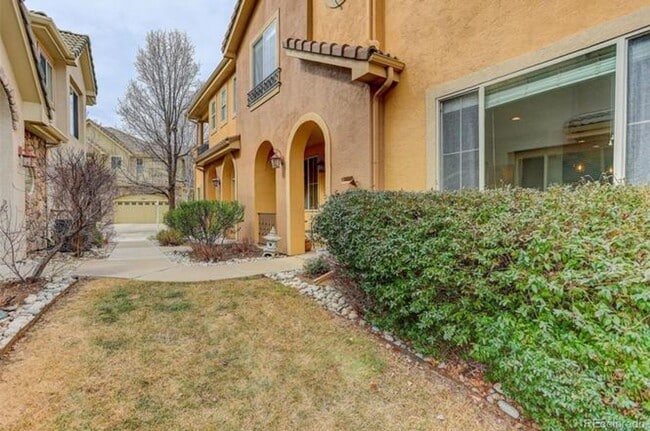 Building Photo - Renovated 2-bed 2.5 bath bright and open townhome located in the heart of Lone Tree!