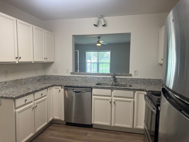 Building Photo - Three Bedroom Townhouse in Sherrills Ford with Bonus Room