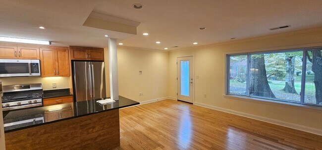 Building Photo - Spacious 2-bedroom townhouse on beautifully landscaped grounds.