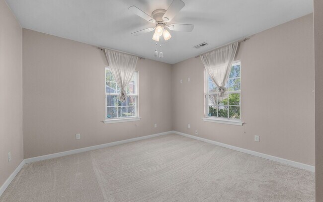 Building Photo - 2408 Sunset Dr