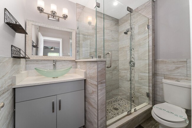 Building Photo - Charming and Updated 2/2 Home in Colonial ...