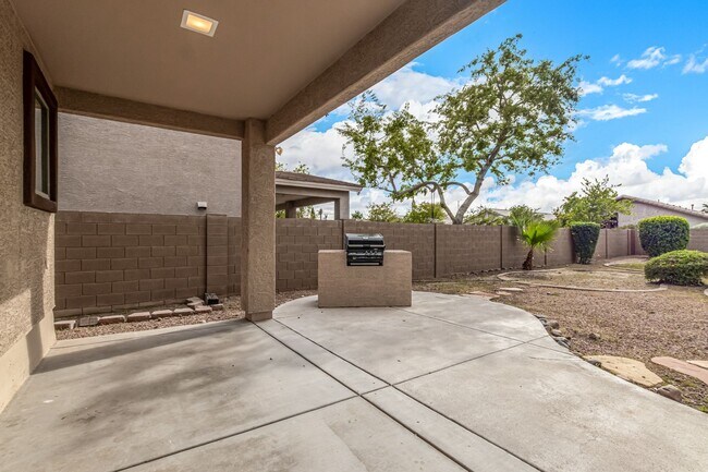 Building Photo - STUNNING 5 Bedroom Home in Peoria!