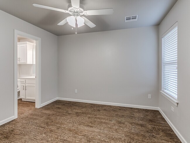 Building Photo - 2 Bedroom, 2 Bathroom, 1 Car Garage Duplex...