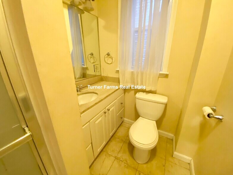 Building Photo - 19 Aberdeen St