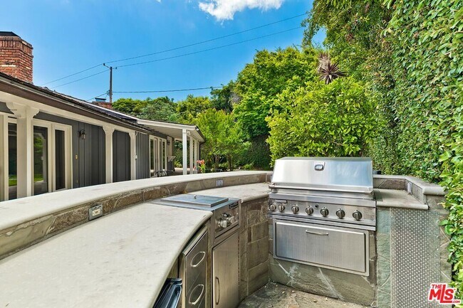 Building Photo - 4221 W Toluca Lake Ln