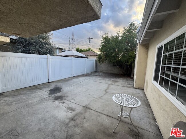 Building Photo - 6303 Vicland Pl