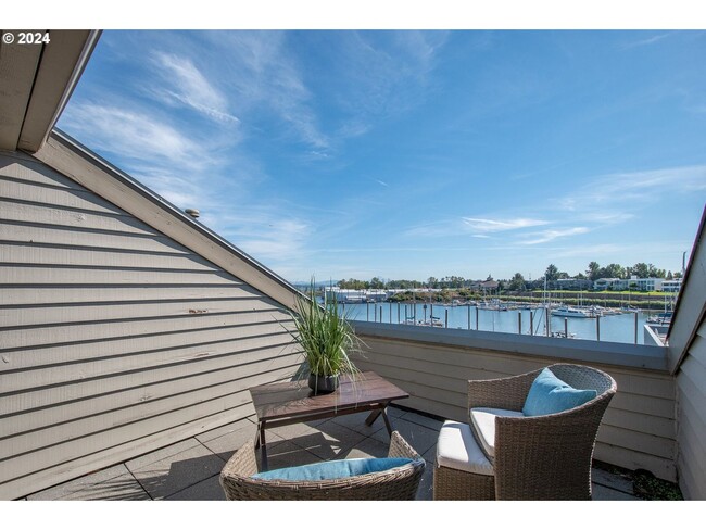 Building Photo - Beautiful 1Bd/1.5Ba Waterfront Condo ~ Gre...