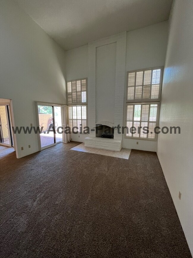 Building Photo - Large Three Bedroom Townhouse