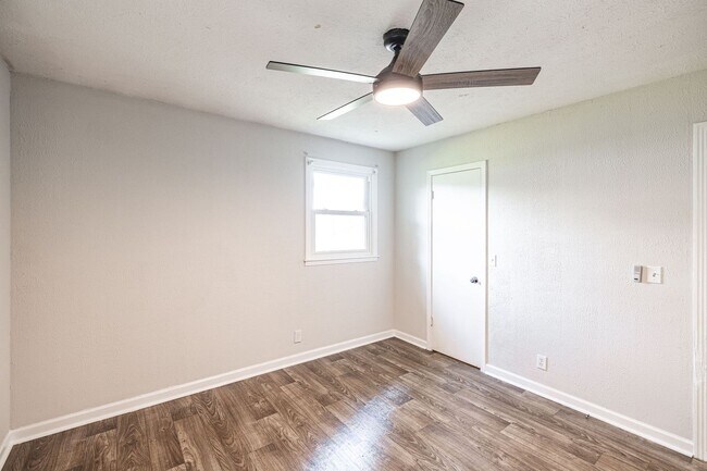Building Photo - 127 B Susan Dr