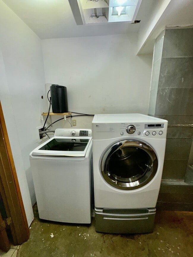 Building Photo - LIFE IS BETTER AT THE LAKE!