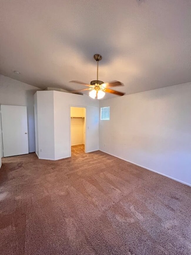 Building Photo - 3bed/2bath single story house with spaciou...