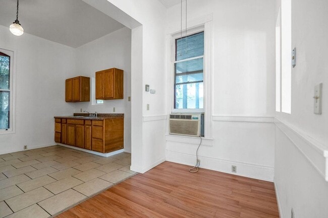 Building Photo - 1 Bedroom 1 Bath Walking Distance to Downtown Hanford