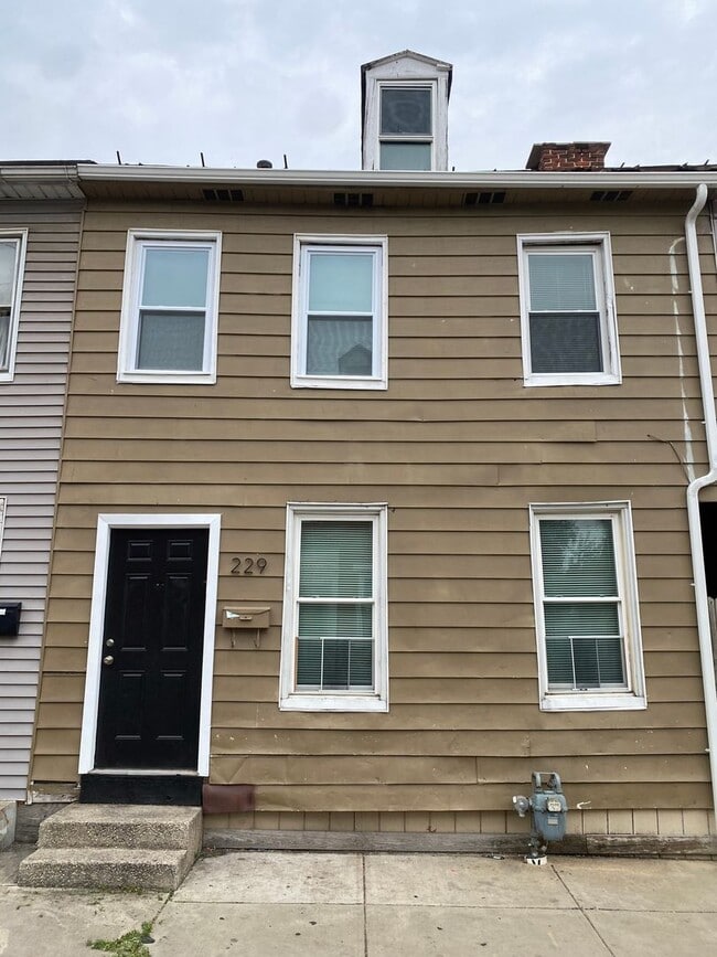 Primary Photo - Cozy 3 bedroom in East York