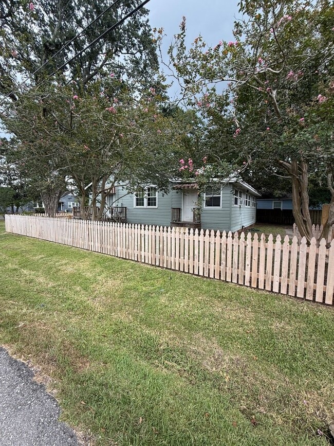 Building Photo - 3712 Hyacinth Ave