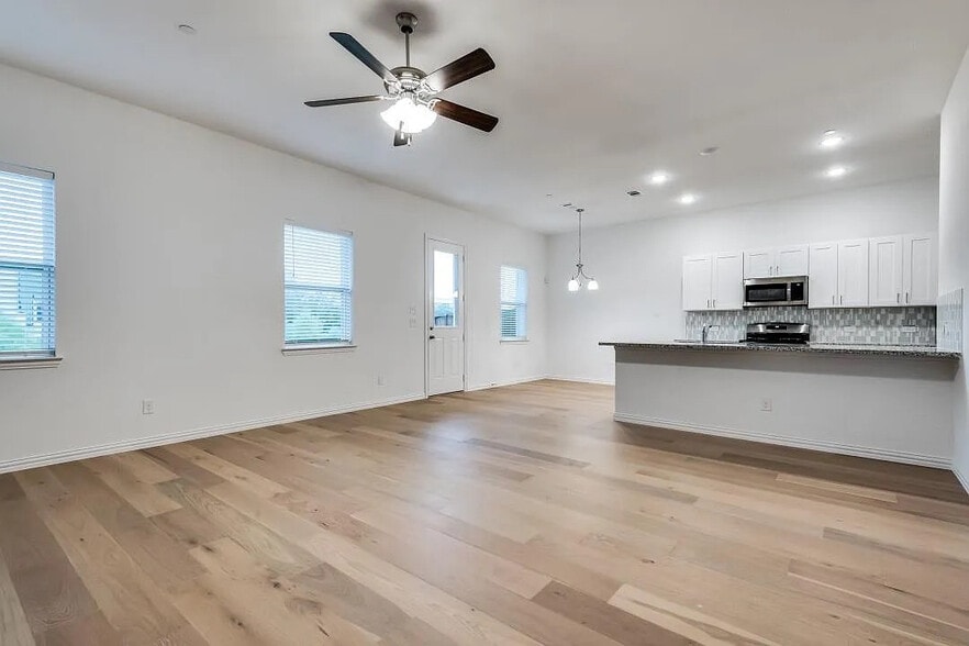 Building Photo - Room in Townhome on Bethlehem St