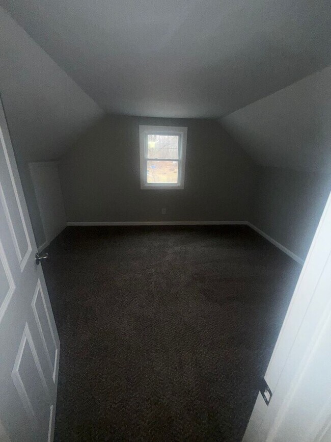 Building Photo - 6 bdrm 3 bathroom home for rent