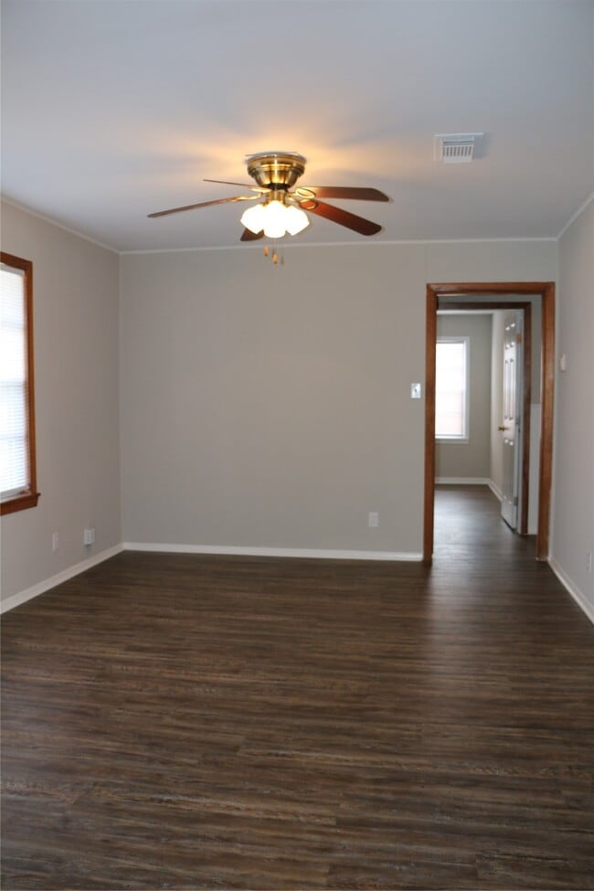 Building Photo - 710 W 7th St