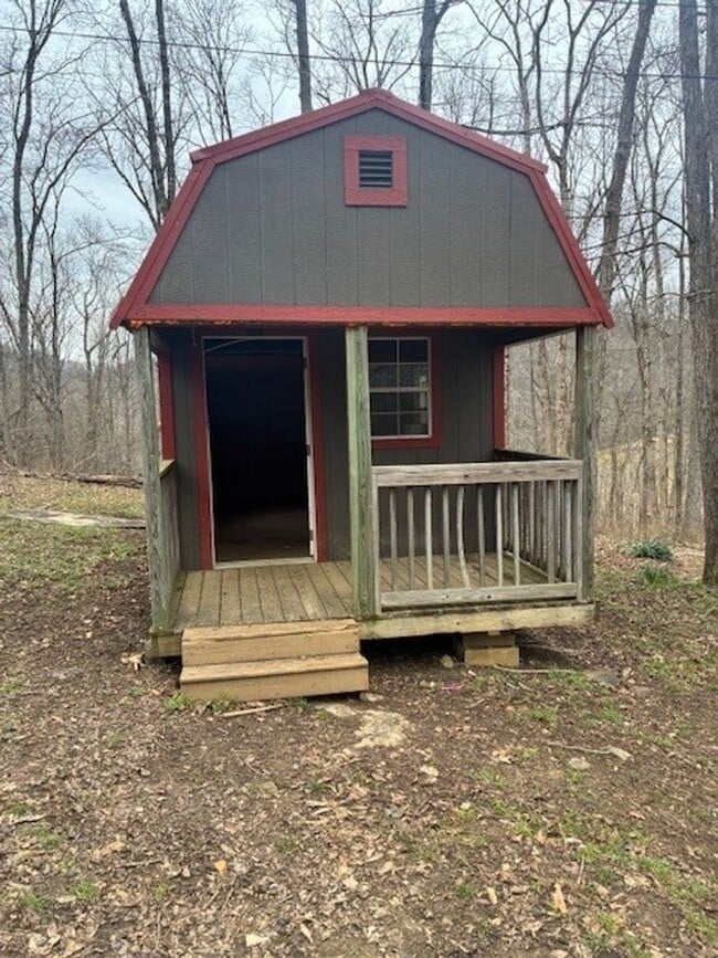 Building Photo - Rustic Country Home on 35 Acres in Bethpage, TN