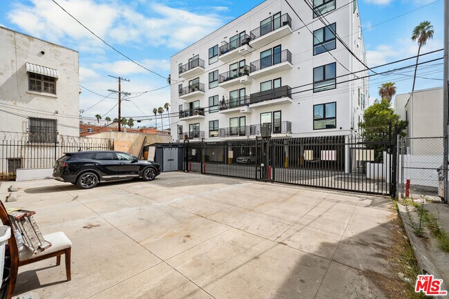 Building Photo - 926 S Mariposa Ave