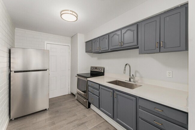 Building Photo - 1321 N 48th Pl