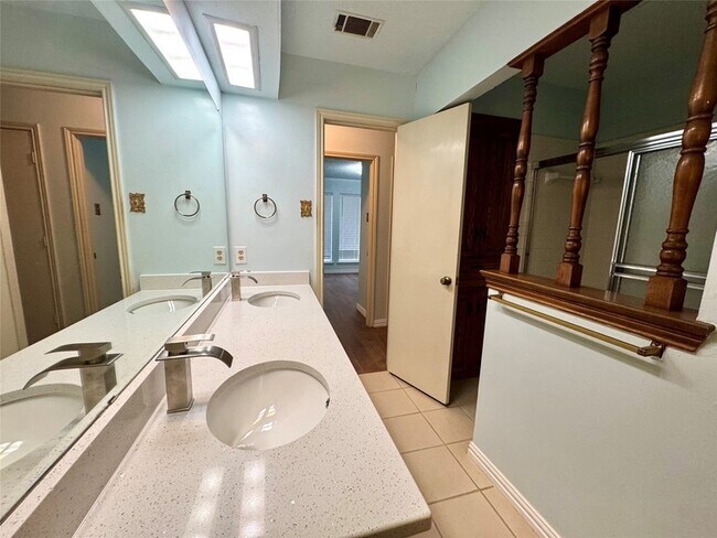 Building Photo - 1925 Glen Hill Dr