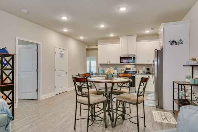 Building Photo - 1103 Clareton Dr